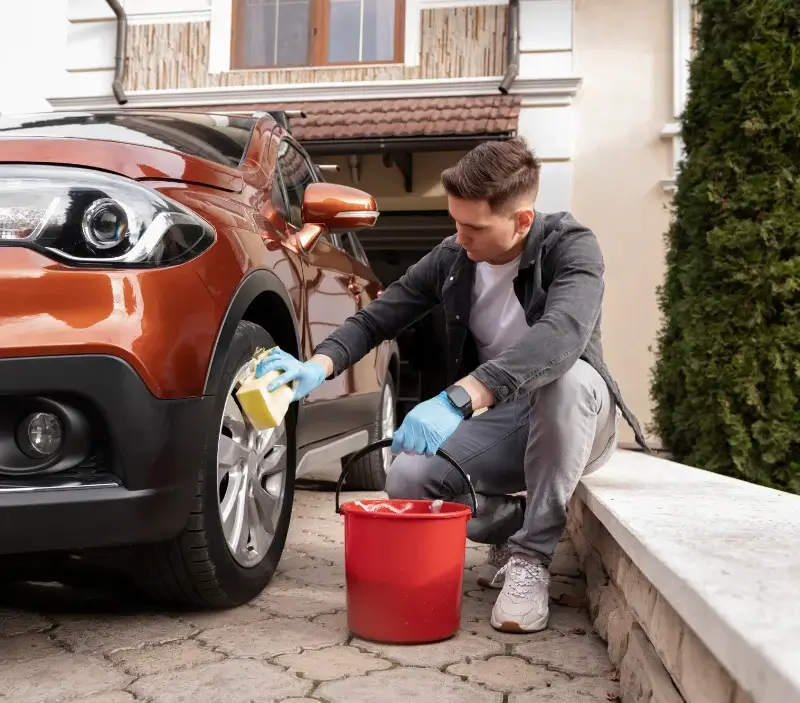 Lavage auto à domicile Mortefontaine-en-Thelle : professionnel intervenant sur un véhicule
